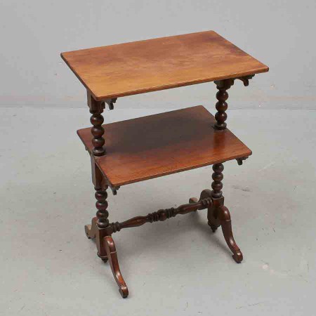 2531 - Stolek med 2 hyllor mahogon  1910   54 x 38 cm  V - 74 cm  -  3 700 kc 